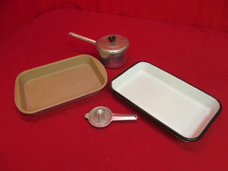 lot 118 image: vinatge juicer,enamal pan, kettle