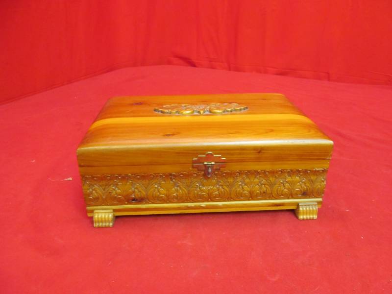 lot 121 image: Vintage Cedar jewlery box