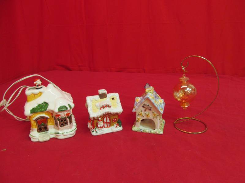 lot 126 image: Holiday dcor