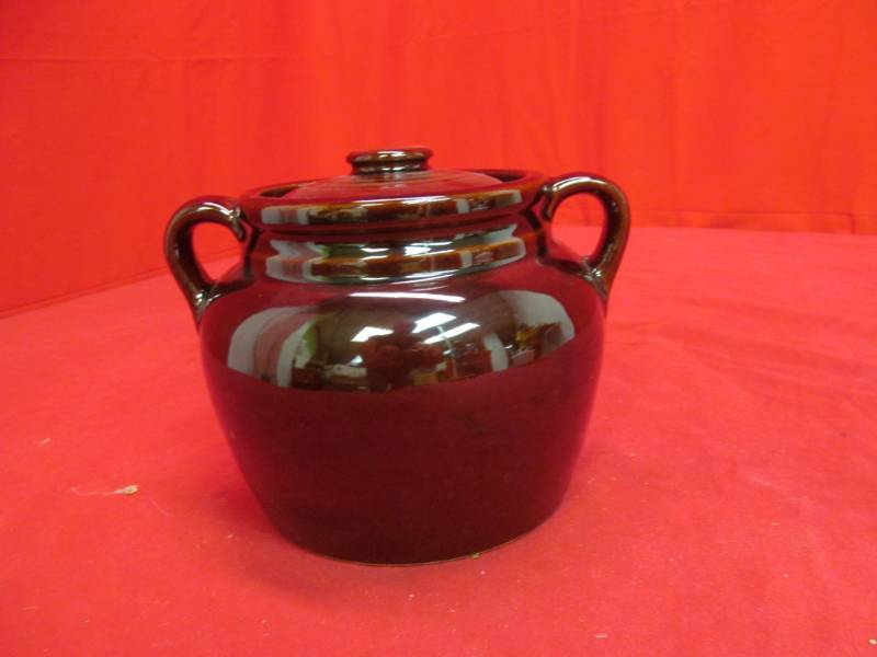 lot 128 image: USA Bean pot