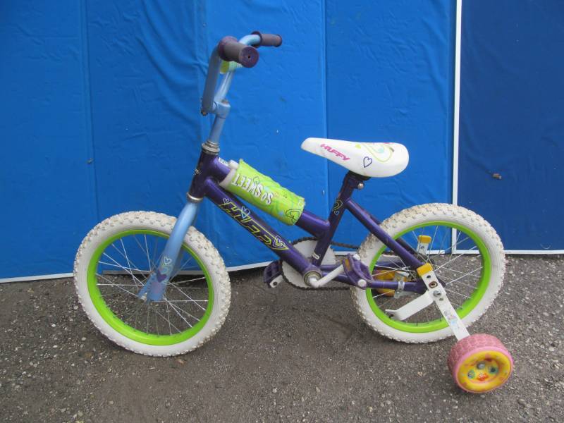 lot 183 image: Huffy bicycle with training wheels