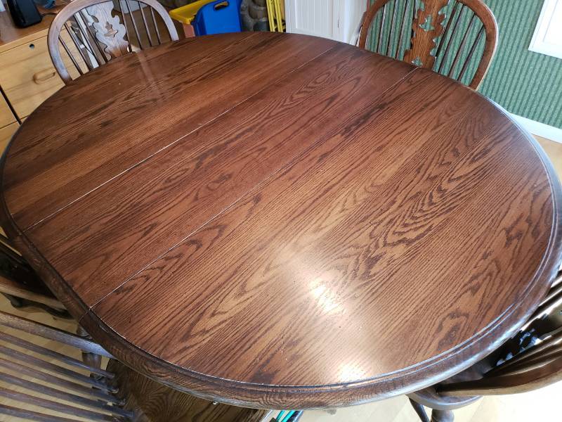 lot 4 image: Conant Ball Brand Dining Table and Chairs
