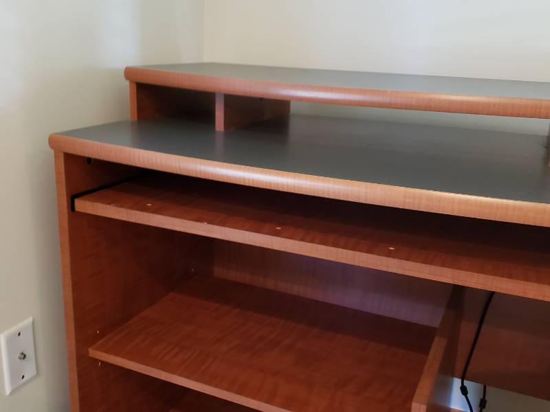 lot 21 image: Attractive Computer  Work Desk