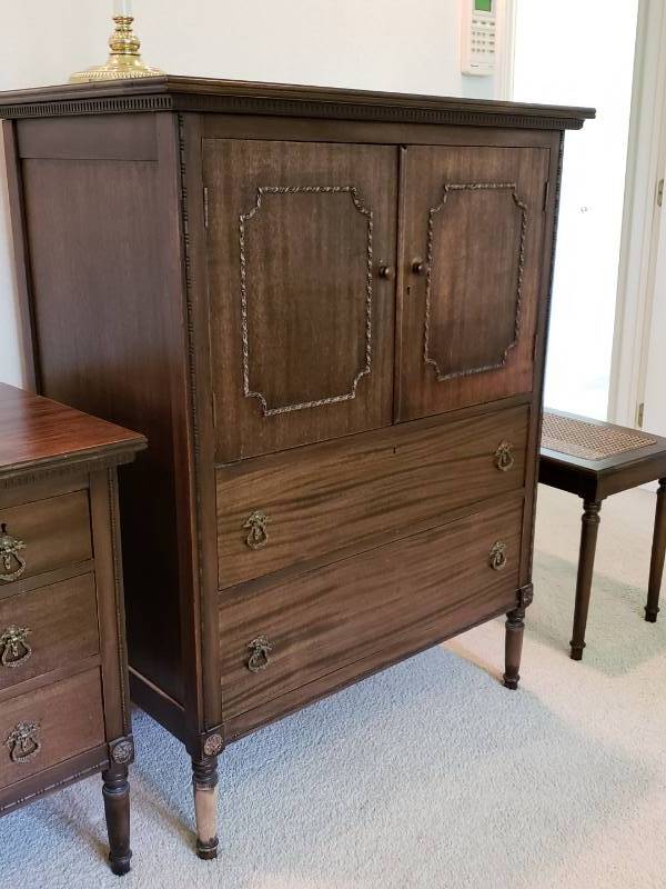 lot 22 image: Antique Chest of Drawers  Dresser
