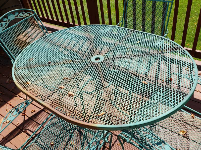 lot 30 image: Outdoor Metal Patio Table & Chairs