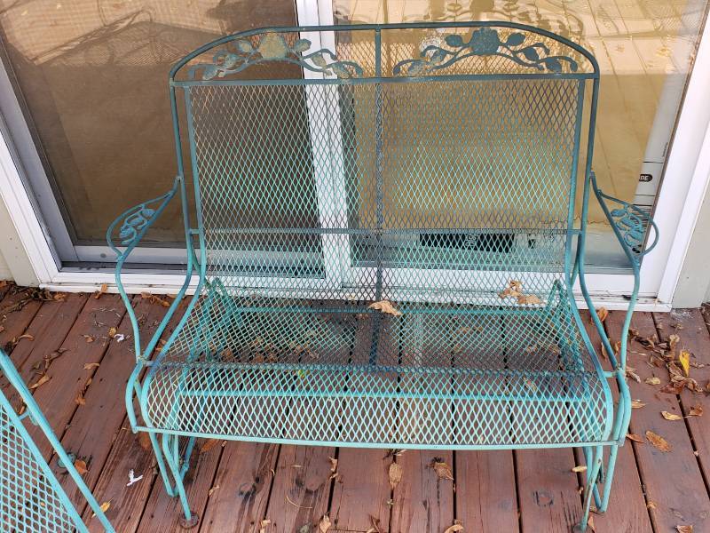 lot 31 image: Outdoor Metal Patio Lounge Chair and Loveseat Glider