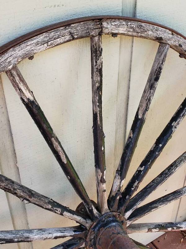 lot 32 image: Primitive Wagon Wheel