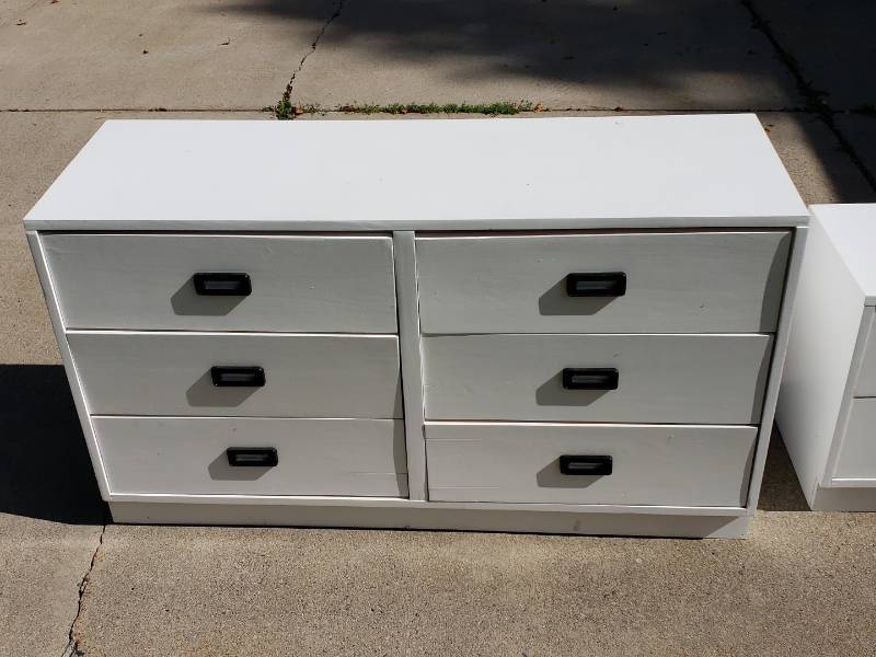 lot 59 image: Dresser and NIghtstand
