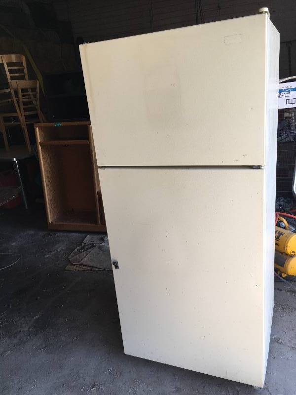 lot 8 image: Roper Fridge RT14DKXBL00
