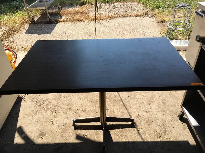 lot 54 image: Pedestal Table