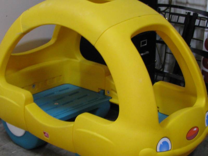 lot 1 image: Childrens Play Car