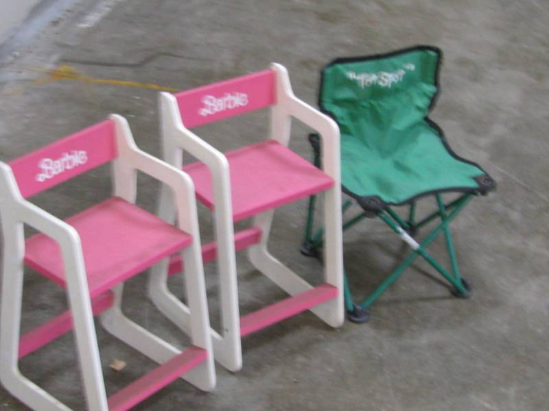 lot 2 image: Childrens Chairs