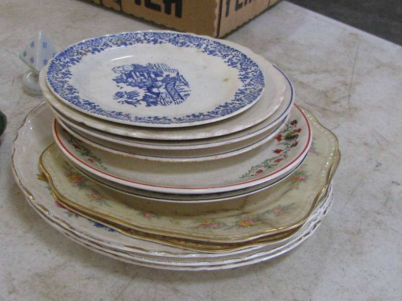 lot 19 image: Misc dishes