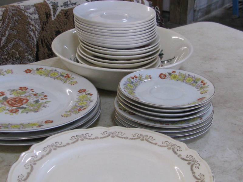 lot 20 image: Misc Dishes & Glassware