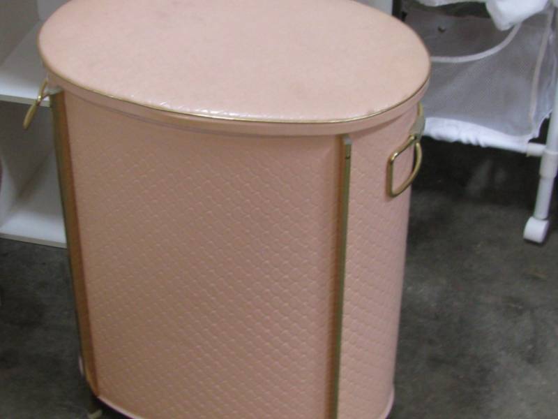 lot 51 image: Mid Century Hamper