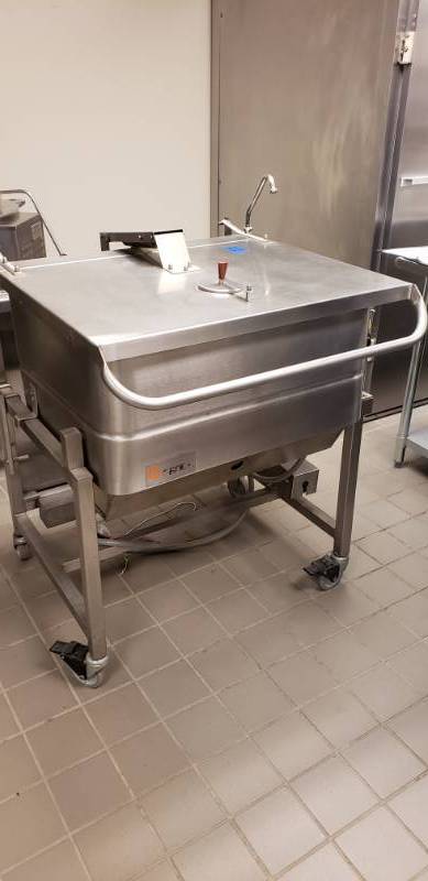 lot 22 image: Tilt skillet