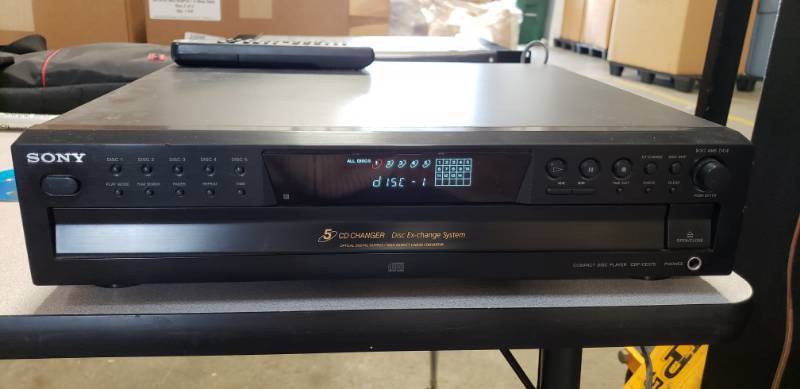 lot 33 image: Sony CD changer