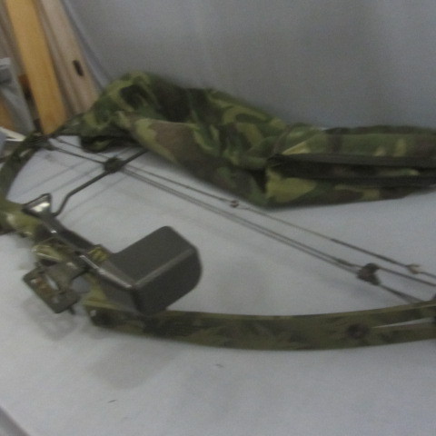 lot 12 image: Indian Skyhawk Compound Bow