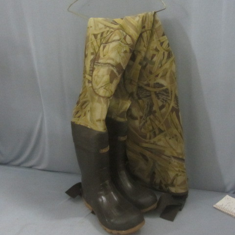 lot 18 image: Cabalas DU Chest Waders