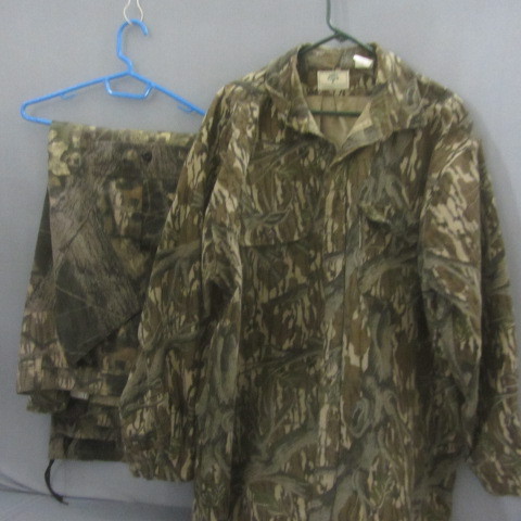 lot 72 image: Mossy Oak Pants & Shirt