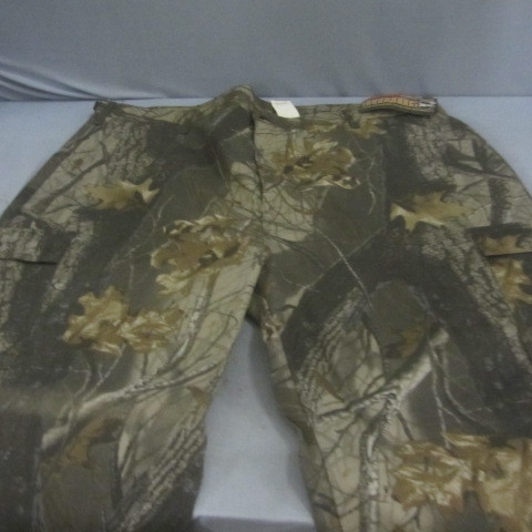 lot 74 image: Cabalas Hunting Pants