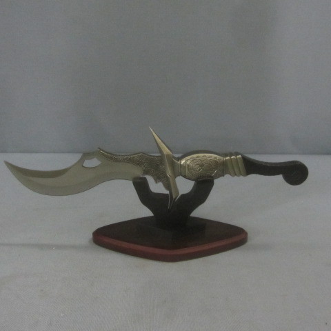 lot 93 image: Star Trek Jackal Knife