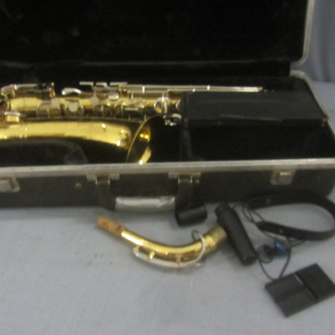 lot 165 image: Bundy Saxophone