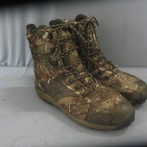 lot 196 image: Cabalas Hunting Boots