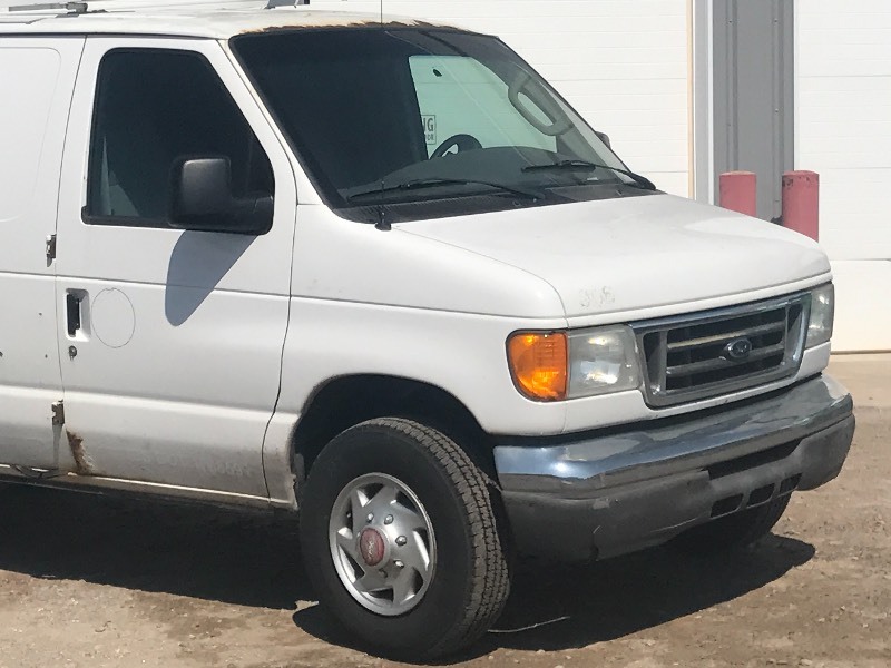 lot 4 image: 2006 Ford E.350 Super Duty Cargo Van