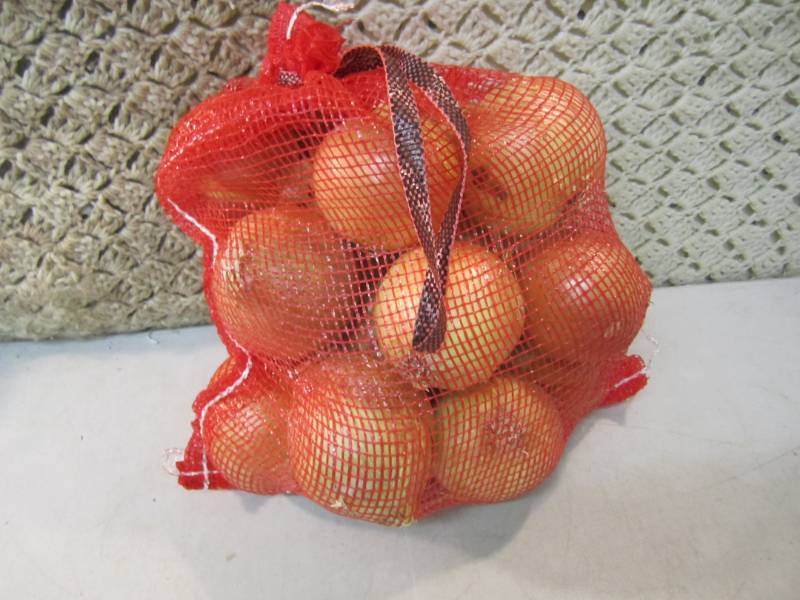 lot 30 image: 10 Pound Bag of Jumbo Onions  B-3...