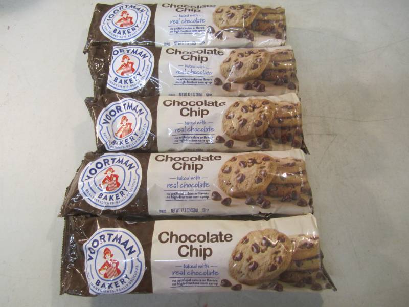 lot 93 image: 5 Packs of Chocolate Chip Cookies B...