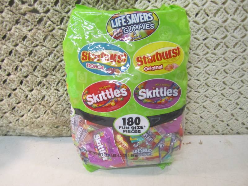 lot 103 image: Large Bag of Mixed Candy Best by Fe...