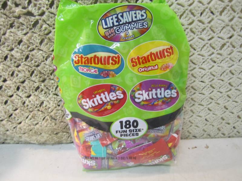lot 104 image: Large Bag of Mixed Candy Best by Fe...