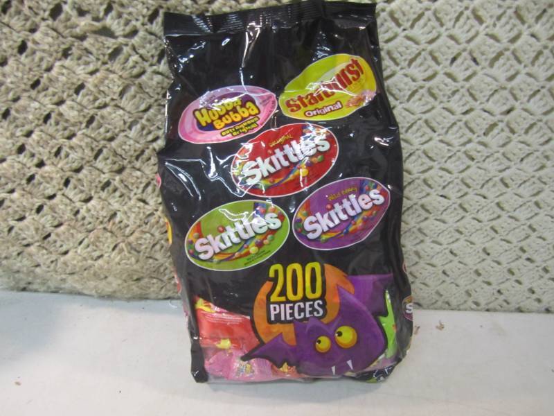 lot 109 image: Large Bag of Mixed Candy Best by Ap...