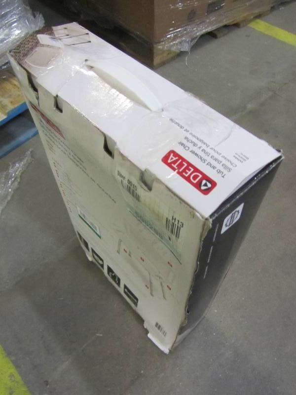 lot 90 image: DELTA ADJUSTABLE TUB AND SHOWER CHAIR - WHITE