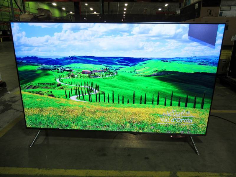 lot 11 image: Samsung 82 Class 4K (2160P) HDR Smart LED TV - No Remote - Scratched