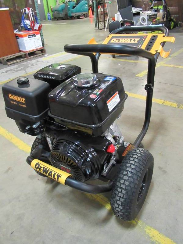 lot 117 image: DEWALT Honda GX390 4,200 PSI 4 GPM Gas Pressure Washer