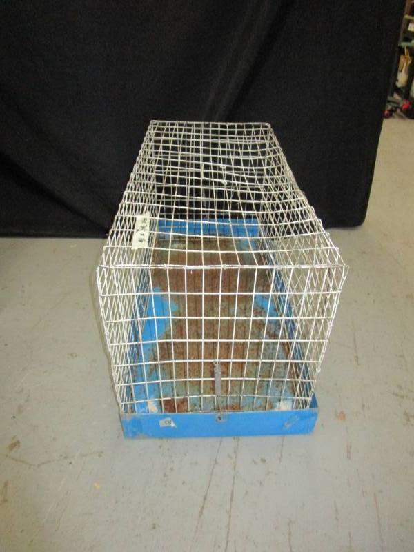 lot 5 image: Medium Metal dog kennel see pictures for sizes