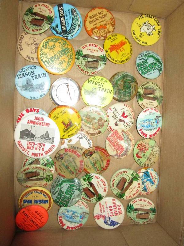 lot 20 image: Various old buttons