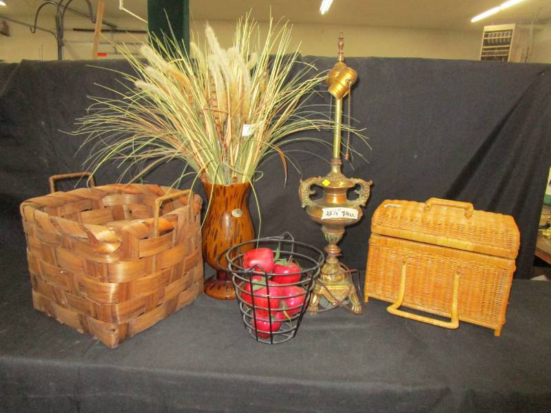 lot 76 image: 25 12 tall lamp baskets and misc
