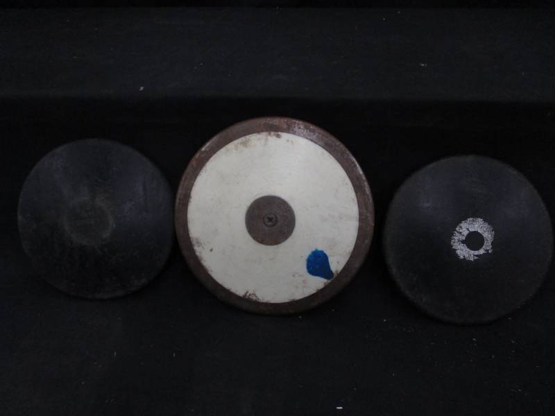 lot 101 image: Discs 1.6kg, 1.0kg (Trackand Field)