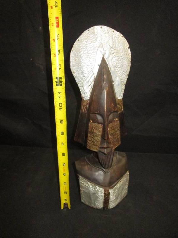 lot 113 image: Hand carved African decor
