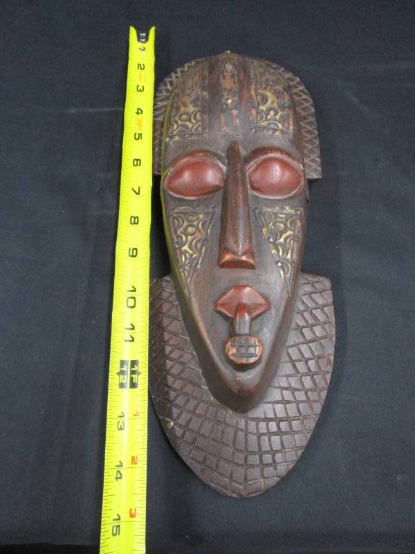 lot 114 image: Hand carved African decor