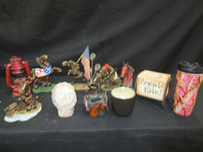 lot 119 image: Various Horse Dcor
