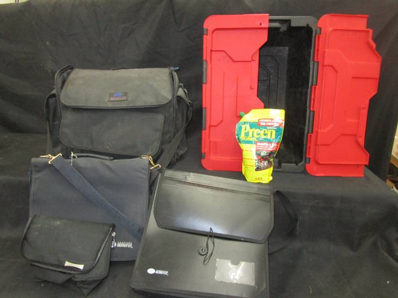 lot 128 image: Creative Memories Organizing bag, Tote and Preen