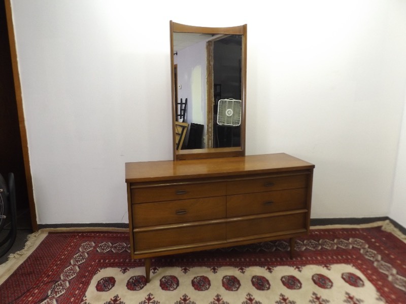 lot 2 image: Mid Century Bassett 6 Drawer Vanity