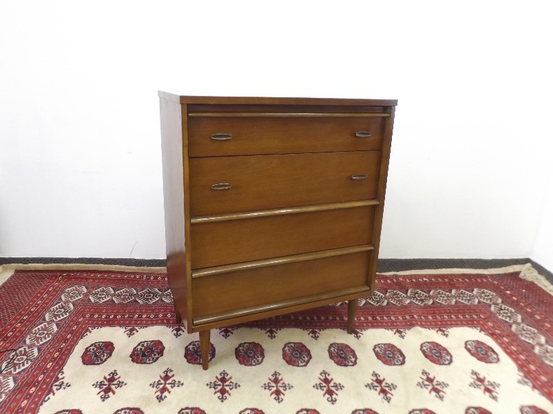 lot 3 image: Mid Century Bassett 4 Drawer Dresser