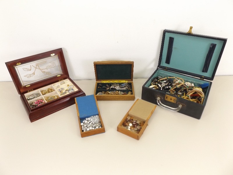 lot 41 image: Lot of Vintage Costume Jewelry