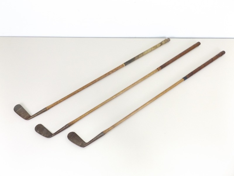 lot 46 image: 3 Antique Hickory Golf Clubs
