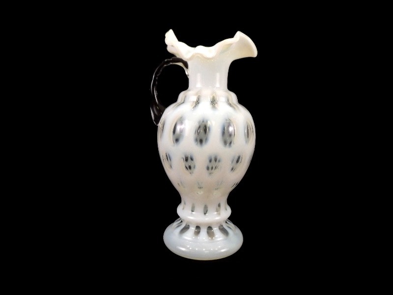 lot 33 image: Vintage Fenton Coin Dot Vase